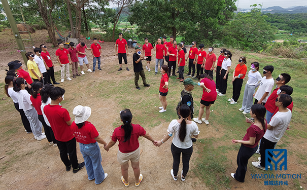 賣上銀導(dǎo)軌的小女孩公司團建3